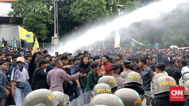 Aksi 'Indonesia Gelap' oleh ribuan mahasiswa Surabaya di Gedung DPRD Jawa Timur ricuh. Polisi menembakkan water cannon.