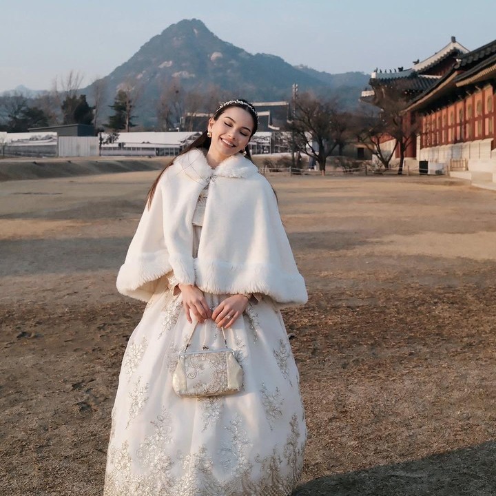 <p>Tak disangka <em>postingan</em> itu pun langsung dibanjiri komentar netizen yang terpesona dengan kecantikan aktris satu ini. "Definisi kecantikan haqiqi. <em>So flawless,</em>" tulis akun <em>@azzahra****.</em> "Dia bahkan lebih cantik dr semua aktris korea," tulis akun <em>@deviez****.</em> (Foto: Instagram@alyssadaguise)</p>