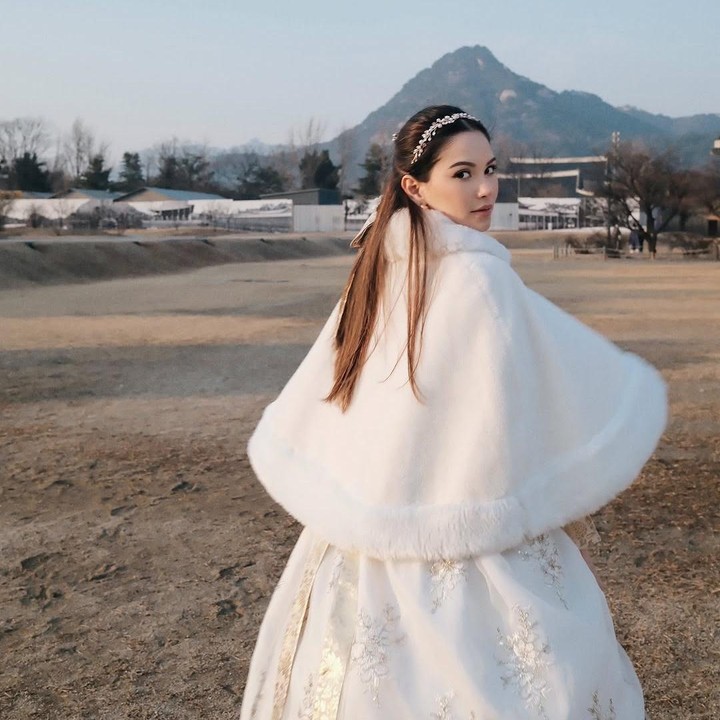 <p>Perempuan 26 tahun ini menuliskan <em>caption</em> dengan bahasa Korea. "<em>annyeonghaseyo</em> (Halo)," tulis Alyssa ditambahkan dengan <em>emoticon</em> berbentuk hati, dikutip dari laman Instagram @alyssadaguise, Senin (17/2/2025). (Foto: Instagram@alyssadaguise)</p>