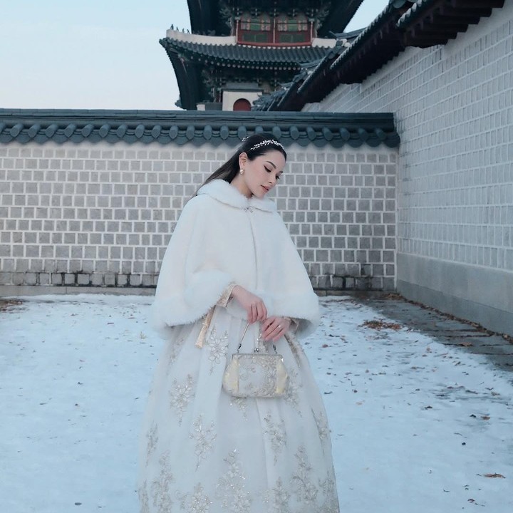 <p>Pada <em>postingan</em> itu, Alyssa terlihat mengenakan hanbok berwarna putih krem. Lantaran di Korea tengah musim dingin, ia pun melengkapi <em>outfit</em>-nya itu dengan <em>outer</em> tebal. (Foto: Instagram@alyssadaguise)</p>