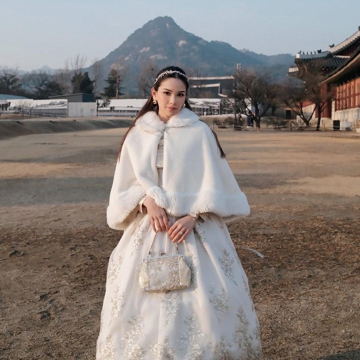 <p>Bahkan, belum lama ini, Alyssa sukses menyita perhatian publik lewat penampilannya ketika mengenakan hanbok di Korea Selatan. Momen ini dibagikan langsung oleh Alyssa di akun Instagram pribadinya. (Foto: Instagram@alyssadaguise)</p>