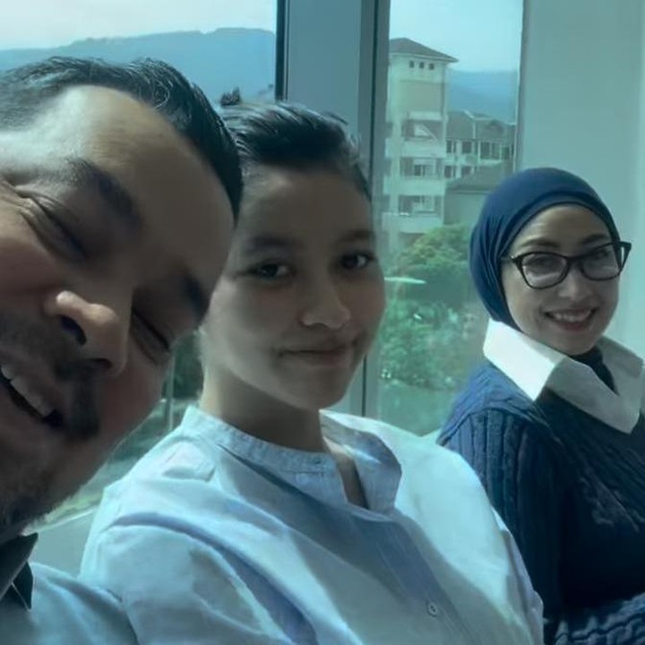 <p>Sultan dan sang istri pun sering kali mengabadikan momen ketika mengantar Aquene <em>medical check up</em>, seperti potret yang  berikut ini. "Hari kedua<em> check up</em> di Penang," tulisnya, dikutip dari laman Instagram @djorghisultan, Senin (17/2/2025). (Foto: Instagram@djorghisultan)</p>