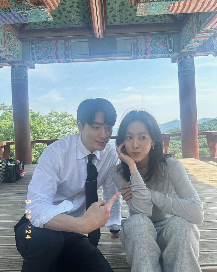 Chemistry ringan namun manis yang dipancarkan oleh Lee Jun Hyuk dan Han Ji Min membuat drama romansa kantor yang awalnya tak terlalu diantisipasi menjadi sangat dinanti-nantikan sejak episode pertama tayang./ Foto: instagram.com/roma.emo