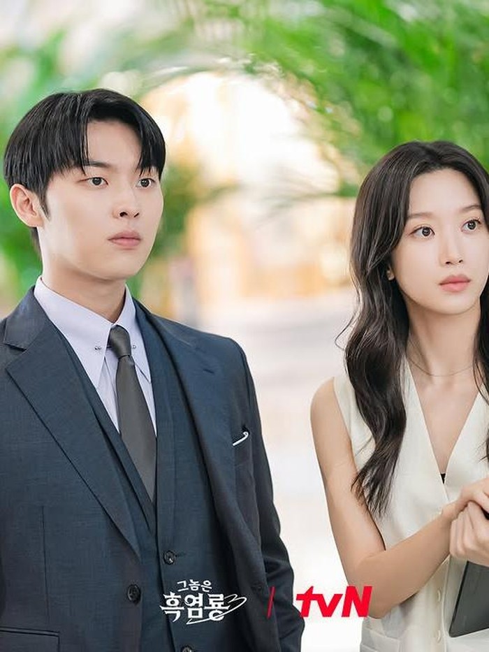 Saat ini, nama Choi Hyun Wook kembali mendapat perhatian lewat perannya sebagai Ban Joo Yeon, dalam drama 'My Dearest Nemesis', bersama aktris Moon Ga Young./ Foto: tvN