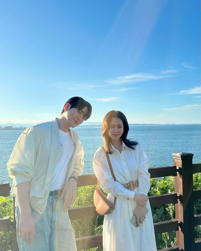 Cinta publik terhadap drama 'Love Scout' semakin tumbuh seiring kedekatan Kang Ji Yun dan Yoo Eun Ho yang awalnya canggung perlahan menjadi dekat dan menghabiskan waktu berkencan di pantai sebagai sepasang kekasih./ Foto: instagram.com/roma.emo