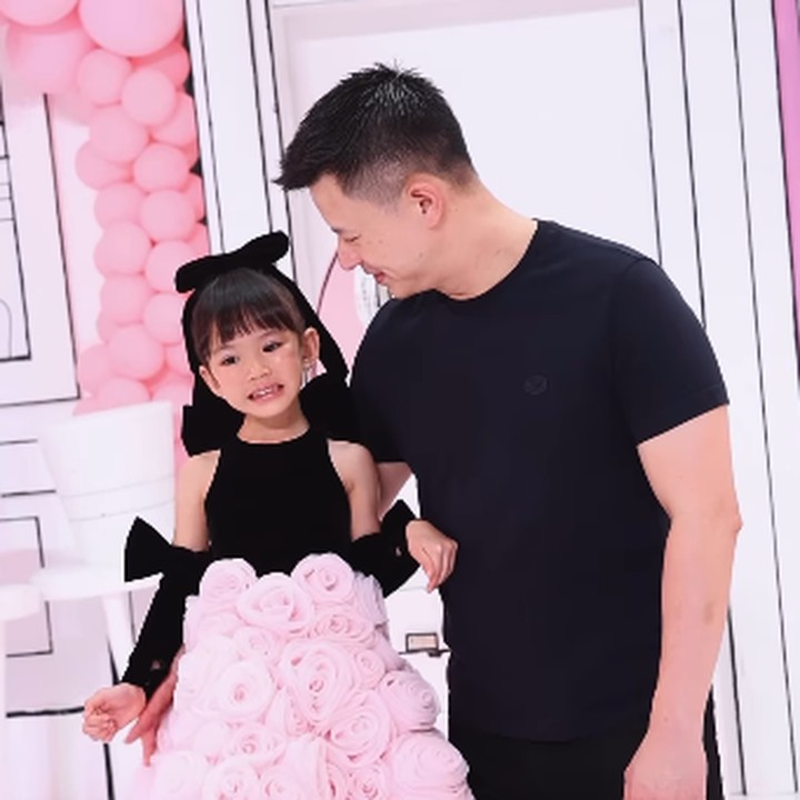 <p>Banyak netizen yang turut berbahagia atas bertambahnya usia Claire, Bunda. Mereka pun mendoakan agar Claire tumbuh menjadi anak yang sehat dan selalu diberkati Tuhan. (Foto: Instagram: @shandyaulia)</p>