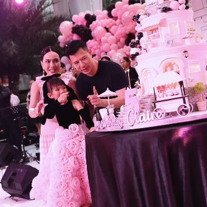 <p>Dekorasi pesta ulang tahun Claire pun sangat menarik perhatian netizen. Selain dipenuhi dengan balon, kue ulang tahunnya pun sangat mewah yang terdiri dari tiga tingkat. (Foto: Instagram: @shandyaulia)</p>