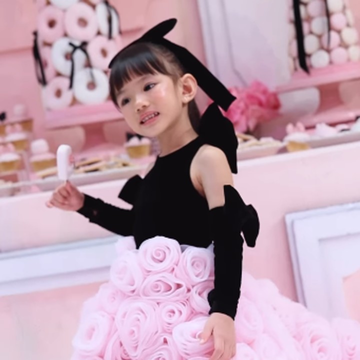 <p>"Selamat ulang tahun Claire, Tuhan memberkati setiap langkahmu. Tuhan akan menjagamu selalu. Tuhan berkati, sehat, dan tumbuh kembangmu, amin," ungkap seorang netizen. "Selamat ulang tahun Claire cantik. Anak baik, sehat selalu dan tetap ceria. Jesus memberkatimu," doa netizen lainnya. (Foto: Instagram: @shandyaulia)</p>