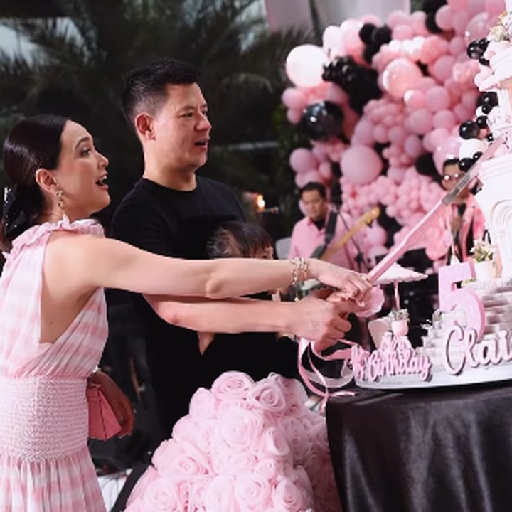 <p>Tidak hanya itu, kebahagiaan Claire semakin bertambah dengan hadirnya sang Ayah, David Herbowo. Claire bahkan turut memotong kue ulang tahunnya bersama sang Ayah. (Foto: Instagram: @shandyaulia)</p>