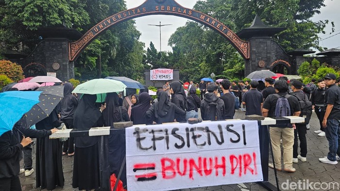 Demo mahasiswa UNS Solo di gerbang kampus, Senin (17/2/2025).