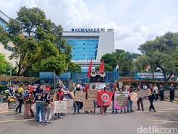 Driver Ojol Demo di Depan Kantor Kemnaker, Minta Dapat THR
