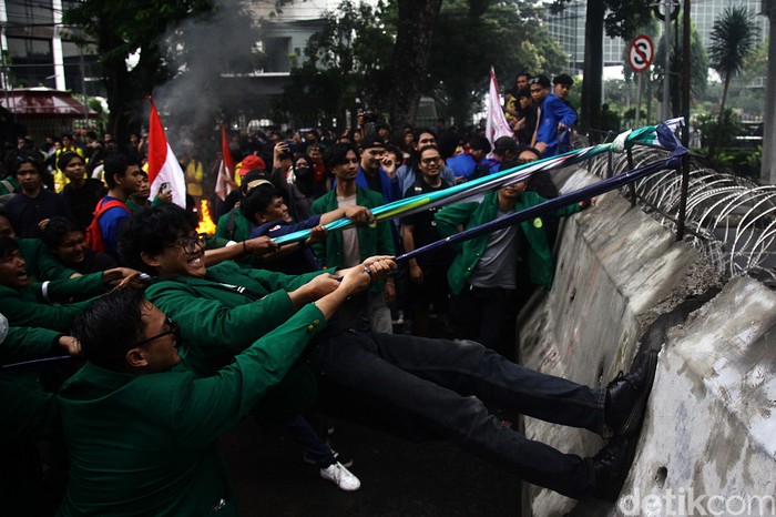 Mahasiswa dari berbagai perguruan tinggi melakukan unjuk rasa di kawasan Patung Kuda, Jl Medan Merdeka Barat, Jakarta, Senin (17/2/2025). Sejumlah isu dibawa oleh mahasiswa seperti  efisiensi anggaran, program makan bergizi gratis hingga kabinet gemuk Prabowo-Gibran.