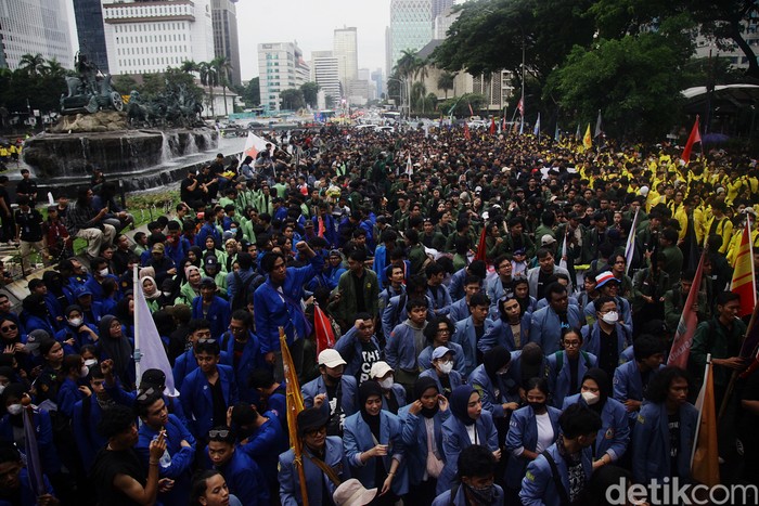 Mahasiswa dari berbagai perguruan tinggi melakukan unjuk rasa di kawasan Patung Kuda, Jl Medan Merdeka Barat, Jakarta, Senin (17/2/2025). Sejumlah isu dibawa oleh mahasiswa seperti  efisiensi anggaran, program makan bergizi gratis hingga kabinet gemuk Prabowo-Gibran.