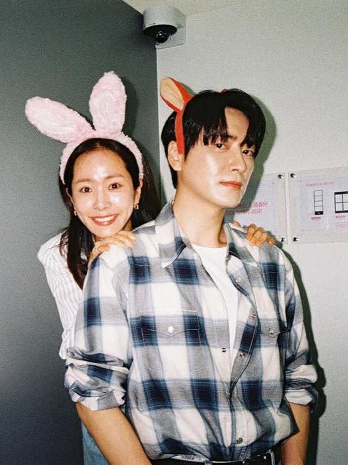 Han Ji Min dan Lee Jun Hyuk sukses menggelitik hati publik dengan debaran menyenangkan melalui peran mereka sebagai Kang Ji Yun dan Yoo Eun Ho yang merupakan sepasang CEO dan sekretaris di drama 'Love Scout', Beauties./ Foto: instagram.com/leejunhyuk05