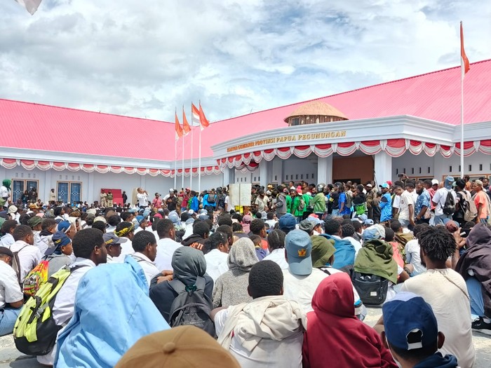 Siswa SMA di Kabupaten Jayawijaya, Papua Pegunungan, menggelar demonstrasi menolak program makan bergizi gratis (MBG) dari pemerintah pusat.