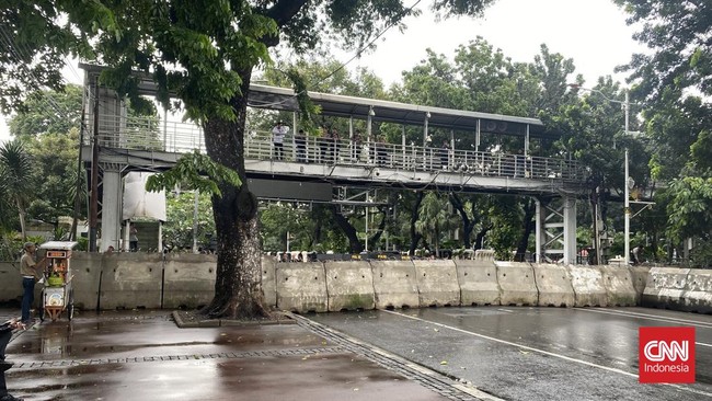 Polisi menutup arus lalu lintas di Jalan Medan Merdeka Barat ke arah Istana Negara jelang Badan Eksekutif Mahasiswa Seluruh Indonesia (BEM SI) menggelar demonstrasi bertajuk 'Indonesia Gelap' di Patung Kuda, Jakarta Pusat, Senin (17/2).