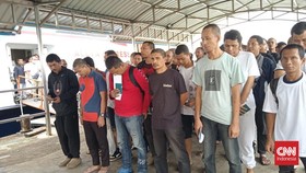 Tanjungpinang, CNN Indonesia -- Tagar #kaburajadulu# yang lagi trending di salah platform media sosial, ditanggapi Kepala Balai Pelayanan Pelindungan Pekerja Migran Indonesia (BP3MI) Provinsi Kepri, Kombes Pol. Imam Riyadi.