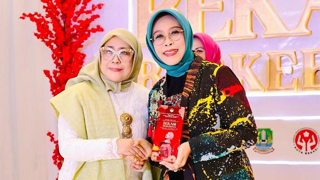 Penasihat DWP Kemensos Fatma Saifullah Yusuf mendorong para desainer lokal untuk terus berkarya dengan mengangkat kebaya sebagai simbol budaya Indonesia.