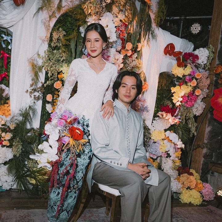 <p>Shenina dan Angga telah menjalin hubungan asmara selama empat tahun sebelum memutuskan menikah. Angga akhirnya memantapkan diri melamar sang kekasih karena merasa Shenina adalah perempuan yang dicari selama ini untuk mendampingi hidupnya, Bunda. "Empat tahun bukan waktu yang sebentar. semakin hari, aku semakin yakin kalau kamu adalah wanita yang aku cari untuk menjadi pendamping hidup aku," ujar Angga dalam video yang diunggahnya. (Foto: Instagram @angga/ @sheninacinnamon)</p>