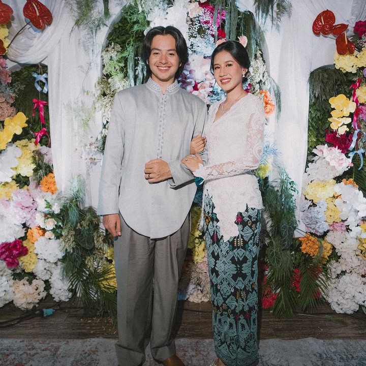<p>Pada 10 Februari 2025, Shenina Cinnamon dan Angga Yunanda resmi menjadi sepasang suami istri, Bunda. Angga diketahui lebih muda satu tahun dari Shenina. (Foto: Instagram @angga/ @sheninacinnamon)</p>