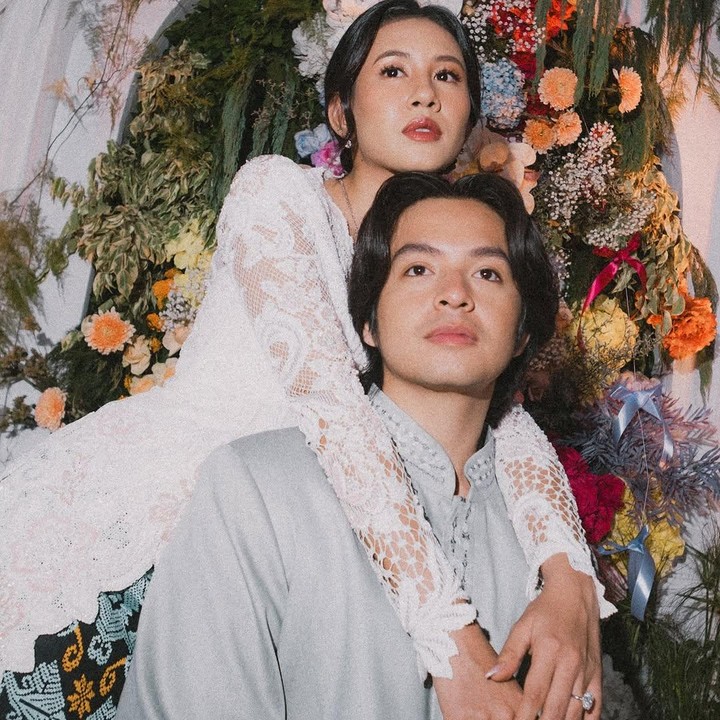 <p>Pasangan artis Shenina Cinnamon dan Angga Yunanda resmi menikah pada Senin (10/2/2025). Keduanya mengikat janji dalam akad nikah yang romantis di salah satu hotel mewah di Bali. Tak banyak yang tahu, Shenina dan Angga ternyata sudah berbulan-bulan merencanakan pernikahan ini, Bunda. (Foto: Instagram @angga/ @sheninacinnamon)</p>