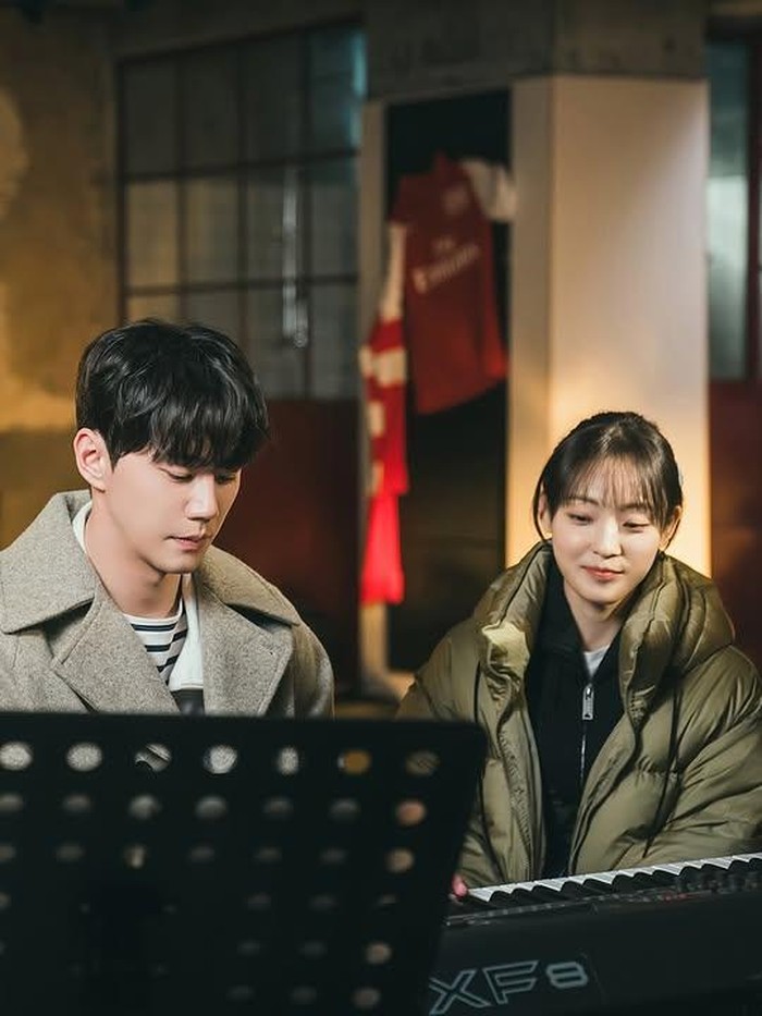 Di sisi lain, Son Ju A juga menjalin hubungan dengan kekasihnya, Hong Si Jun (Lee Jun Young) selama 7 tahun, meskipun hubungan tersebut kandas./ Foto: instagram.com/netflixkr