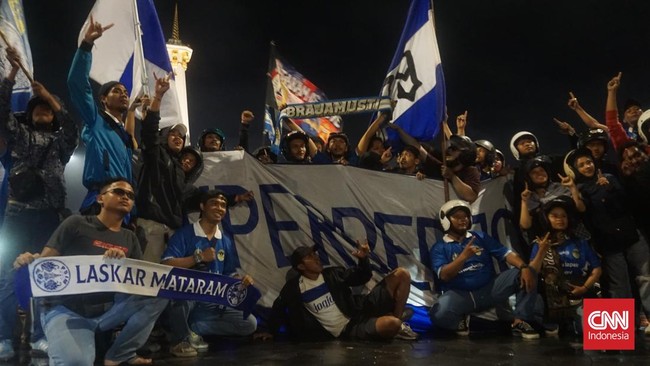 Ribuan suporter PSIM Yogyakarta memadati seputaran simpang empat Tugu Pal Putih merayakan lolosnya Laskar Mataram ke Liga 1 musim depan, Senin (17/2) petang.