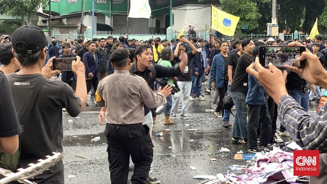 Sebanyak lima orang mahasiswa massa aksi 'Indonesia Gelap' ditangkap pihak kepolisian saat demonstrasi di depan DPRD Jatim Surabaya.