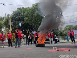 Tolak Efisiensi Anggaran Prabowo-Gibran, Mahasiswa Banyuwangi Bakar Ban
