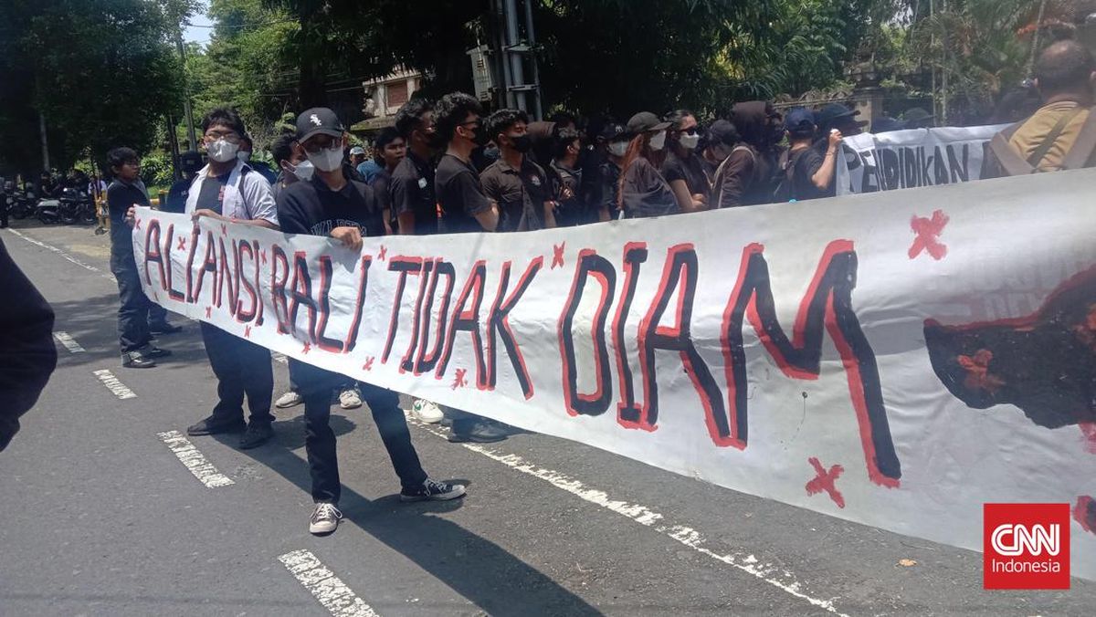 Mahasiswa Bali Geruduk DPRD, Tolak Pemotongan Anggaran Pendidikan