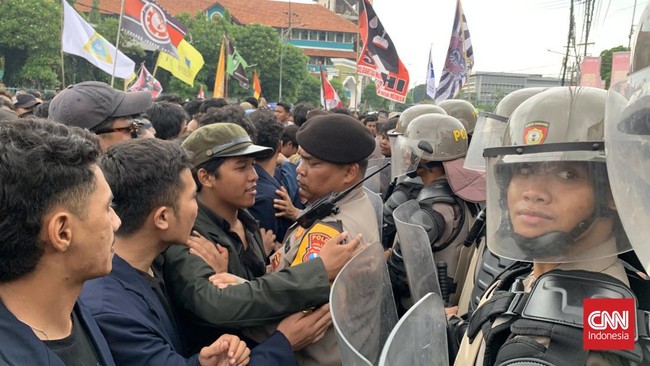 Kapolda Jawa Timur Irjen Nanang Avianto berjanji akan membebaskan massa yang ditangkap selama unjuk rasa solidaritas Affan Kurniawan, di Malang dan Surabaya.