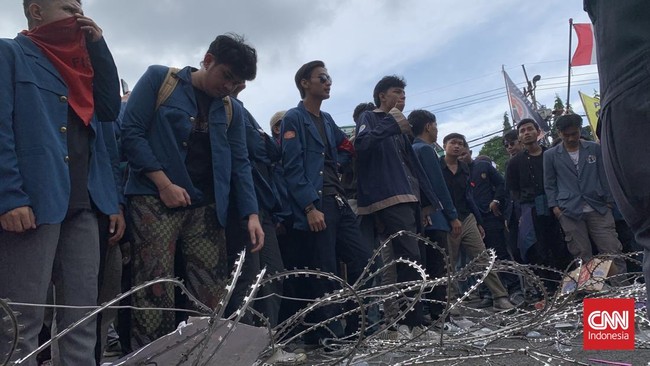 Sebelum menjebol kawat berduri yang dipasang di depan gedung wakil rakyat, mahasiswa demonstran menuntut ketua atau perwakilan DPRD Jatim menemui massa aksi.