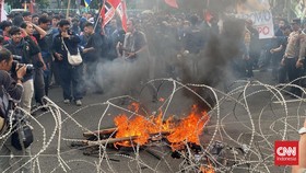 Demo 'Indonesia Gelap' di Surabaya, Mahasiswa Bakar Keranda dan Ban