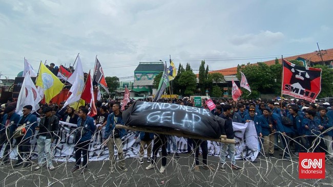 Ratusan mahasiswa BEM Nusantara Jatim unjuk rasa di depan DPRD, menolak wacana Pilkada tidak langsung.
