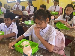Hari Pertama Program MBG di Labuan Bajo, Siswa Temukan Ulat di Sayur