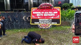 Eks Kader PDIP yang Dipecat Hasto Sujud Syukur & Pajang Bunga di KPK