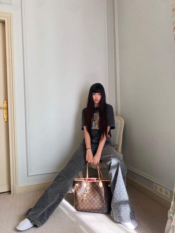 Mantan member girlband Korea cilik bernama U.SSO Girl dan grup co-ed Play with me Club itu belakangan ini selalu menjadi sorotan publik. Bukan tanpa sebab, kecantikannya membuat fans teringat akan visual bintang Korea lawas./ Foto: x.com/NewJeans_ADOR