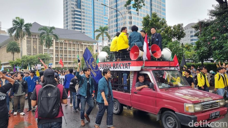 Massa BEM SI terus bertambah untuk menggelar aksi demonstrasi bertajuk 'Indonesia Gelap' di sekitar Patung Kuda, Jakarta Pusat. (Taufiq S/detikcom) Massa BEM SI terus bertambah untuk menggelar aksi demonstrasi bertajuk 'Indonesia Gelap' di sekitar Patung Kuda, Jakarta Pusat. (Taufiq S/detikcom)