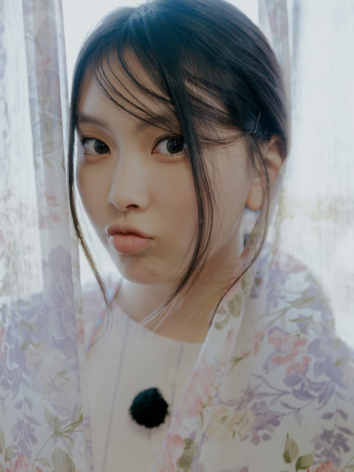 Meski belum genap berusia 17 tahun, para penggemar setuju bahwa Hyein NJZ memiliki paras cantik nan rupawan seperti terlahir di era 90-an. Mau dilihat berapa kali pun, wajahnya selalu berhasil membuat banyak orang terpana./ Foto: x.com/NewJeans_ADOR
