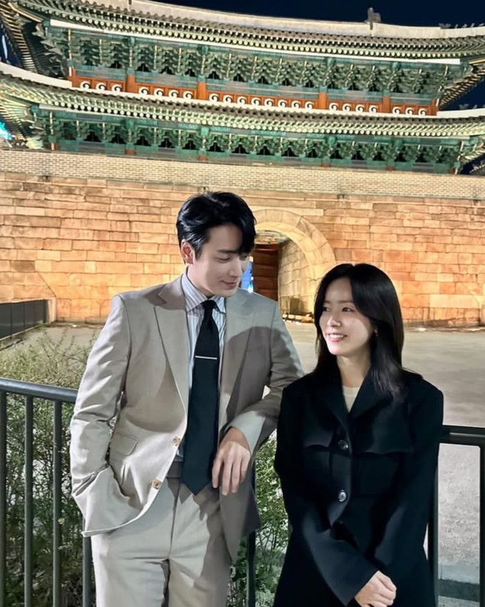 Meskipun pasangan drama ini tidak bisa berlayar di dunia nyata karena Han Ji Min telah memiliki kekasih, publik tetap dibuat gemas dengan kedekatan sang aktris dengan lawan mainnya yakni Lee Jun Hyuk di lokasi syuting drama./ Foto: instagram.com/roma.emo