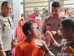 Kapolres Gresik Bebaskan Pria ODGJ yang Dipasung, Kini Dirawat Ipda Purnomo