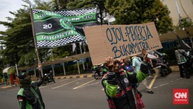 FOTO: Ojol Geruduk Kantor Kemnaker Tuntut Hak Dapat THR