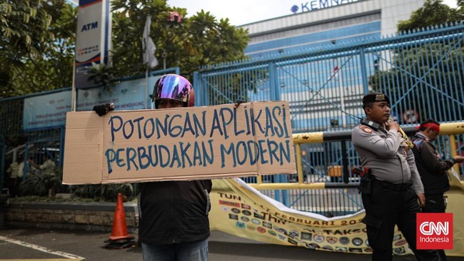 DPR Akan Panggil Kemenhub dan Aplikator soal Potongan Ojol 20 Persen Komisi V DPR menerima sejumlah laporan dari asosiasi driver ojol soal potongan yang dikenakan aplikator mencapai 20 persen, bahkan lebih.