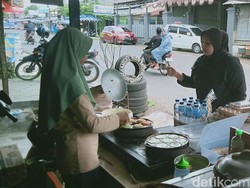Musim Nyadran, Bakul Apem di Jatinom Klaten Panen Pembeli