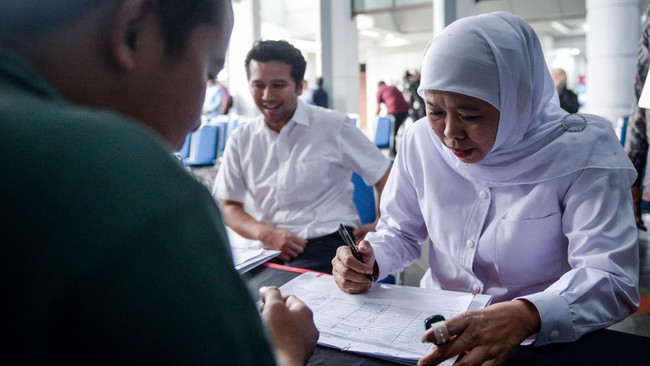 Gubernur Jatim Khofifah menerbitkan Surat Edaran (SE) tentang larangan diskriminasi usia pada lowongan pekerjaan calon pekerja di Jawa Timur.