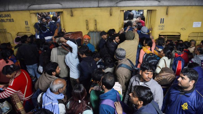 Jumlah korban tewas akibat orang berdesak-desakan di stasiun New Delhi, India bertambah jadi 18 orang.