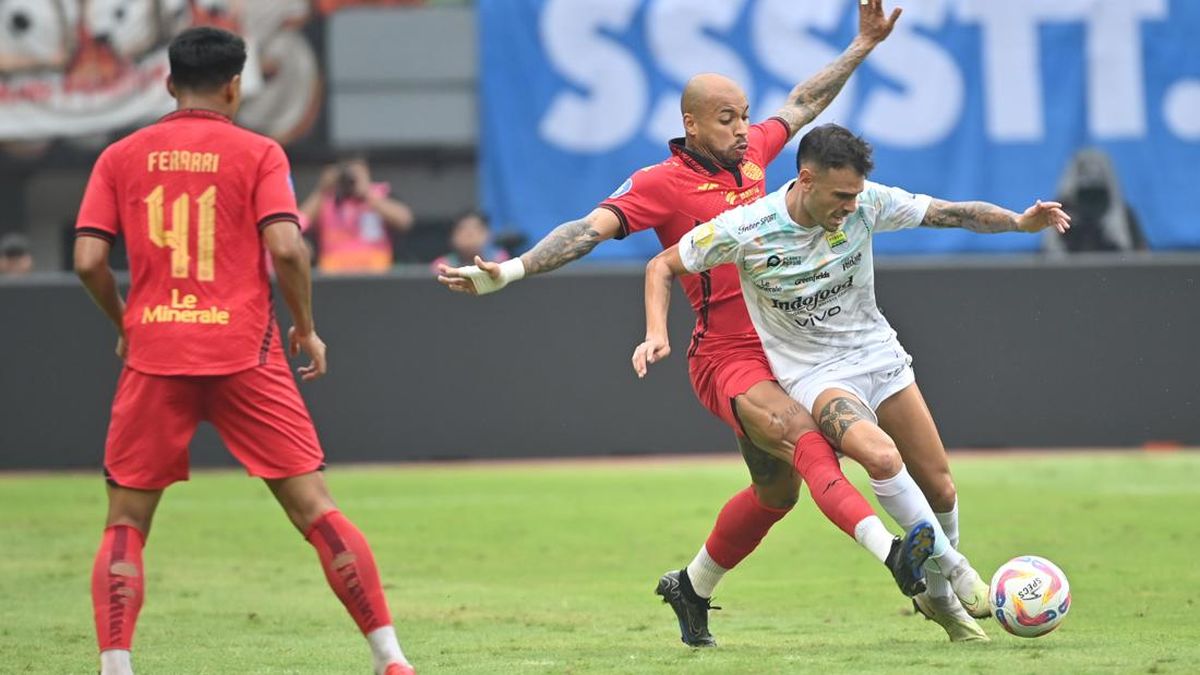 Del Pino Sedih Kena Lempar Botol Suporter saat Persija vs Persib