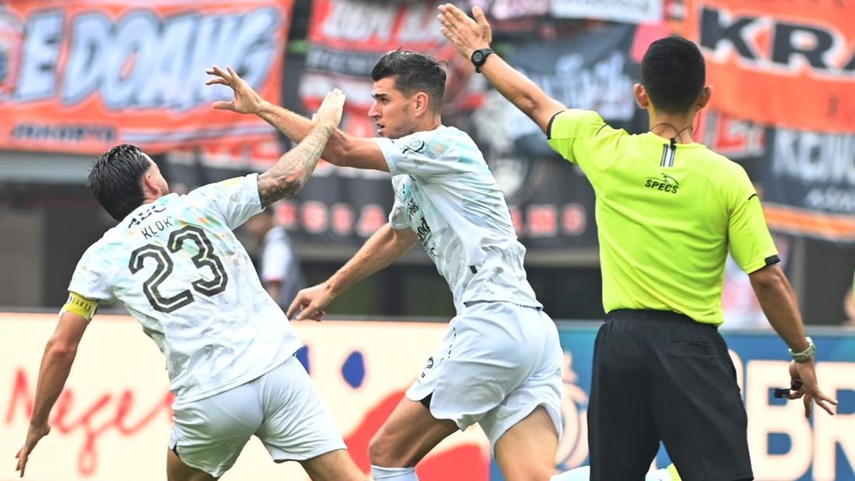Persib vs Dewa United: Nick Kuipers dan Edo Jumpa Mantan