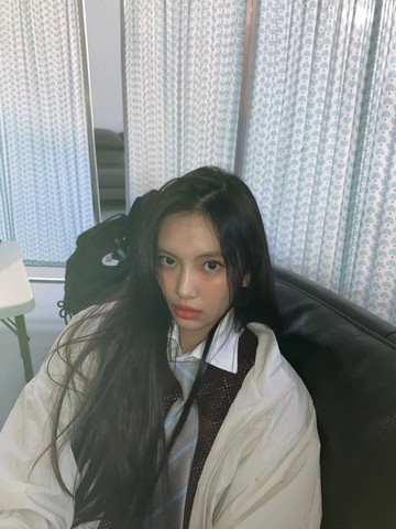 Pancarkan Visual Bak Artis Korea Era 90-an, Ini 5 Potret Menawan Hyein NJZ