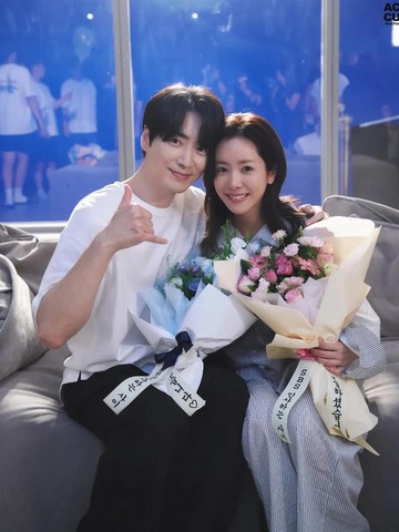 img-title Bakalan Rindu, Simak Momen Manis Han Ji Min dan Lee Jun Hyuk di Lokasi Syuting Drama Love Scout